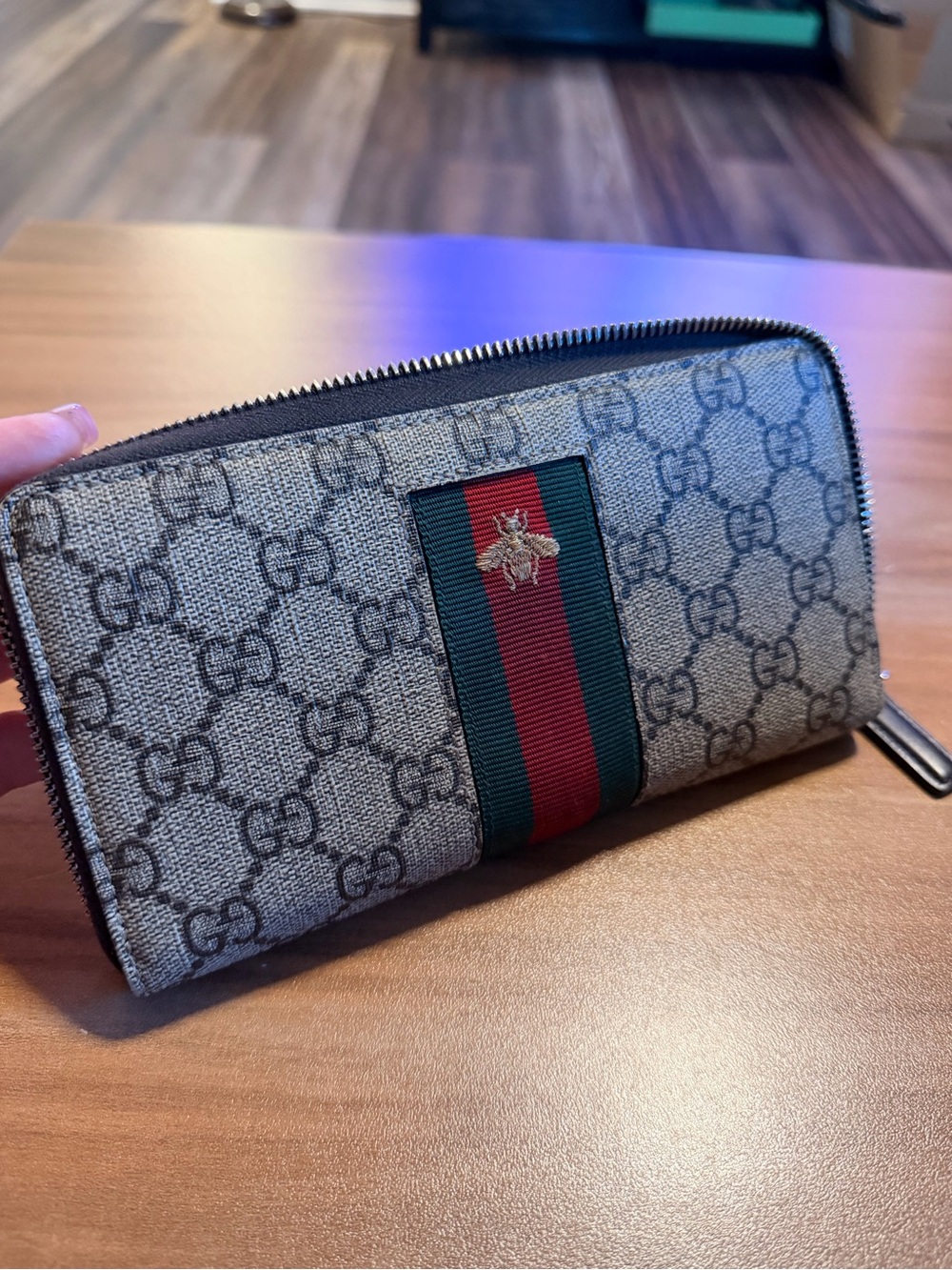 Gucci Beige GG Supreme Zip Wallet with Red and Green Web and Gold Bee - Picture 4 of 9